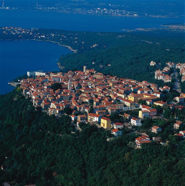Apartmani Manda Omišalj المظهر الخارجي الصورة